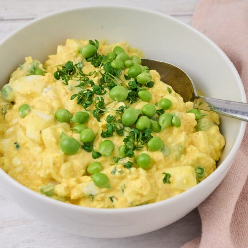 æggesalat med hytteost og ærter samt karse.