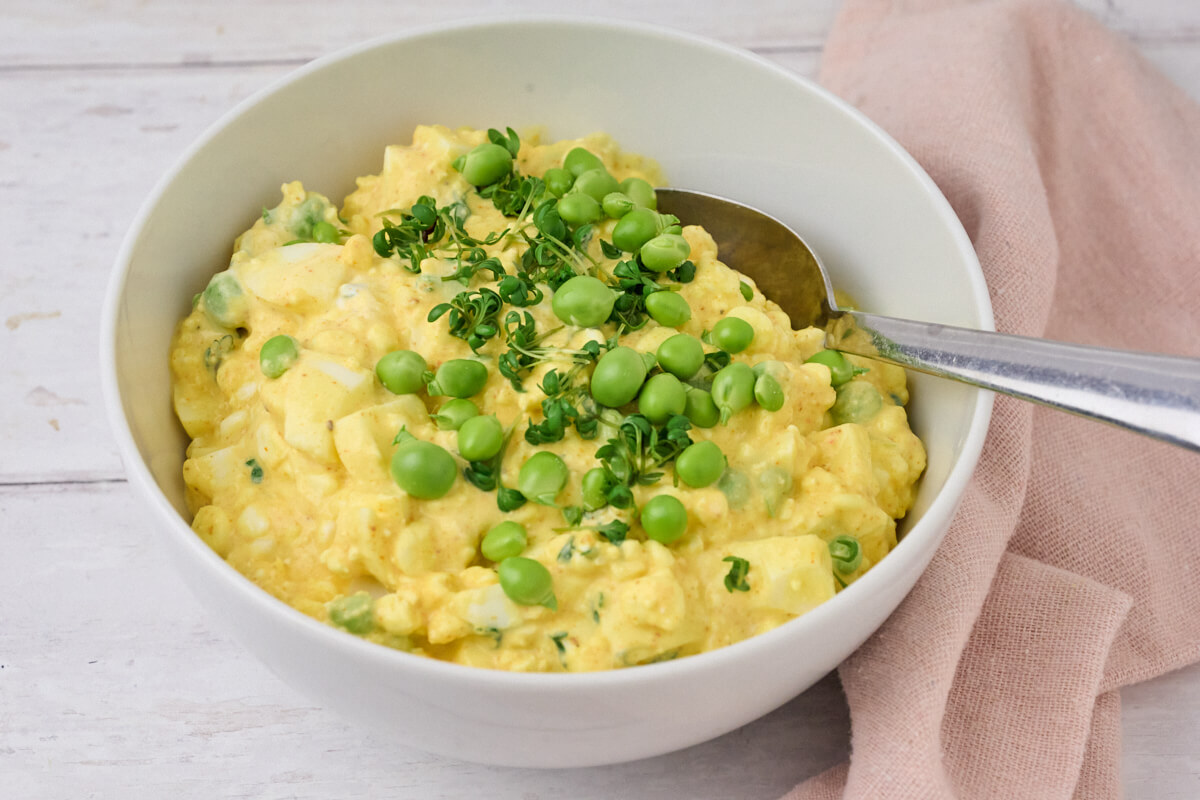 æggesalat med hytteost og ærter samt karse.