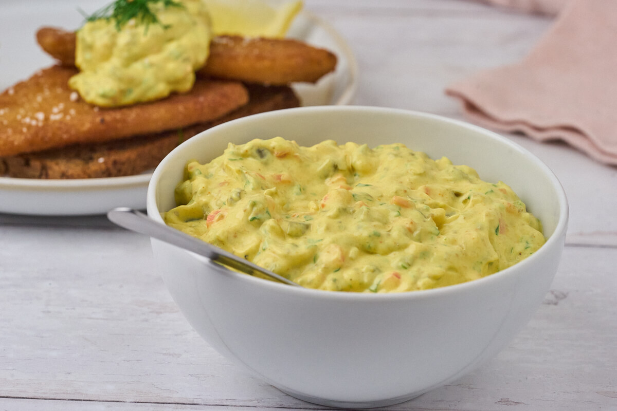 hjemmelavet remoulade i skål til fiskefilet.
