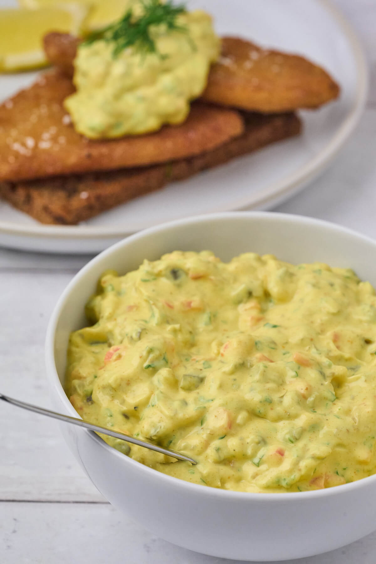 hjemmelavet grov remoulade serveret til fiskefileter.