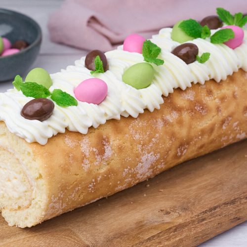 påskeroulade med citronfromage pyntet med flødeskum og påskeæg.