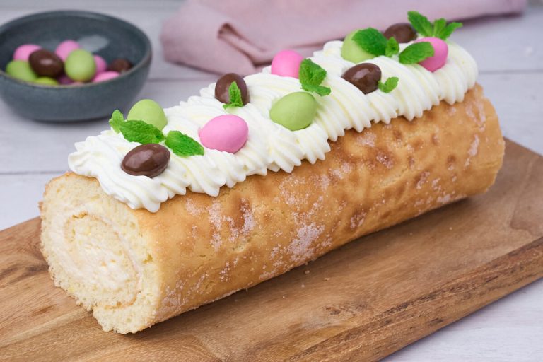 påskeroulade med citronfromage pyntet med flødeskum og påskeæg.
