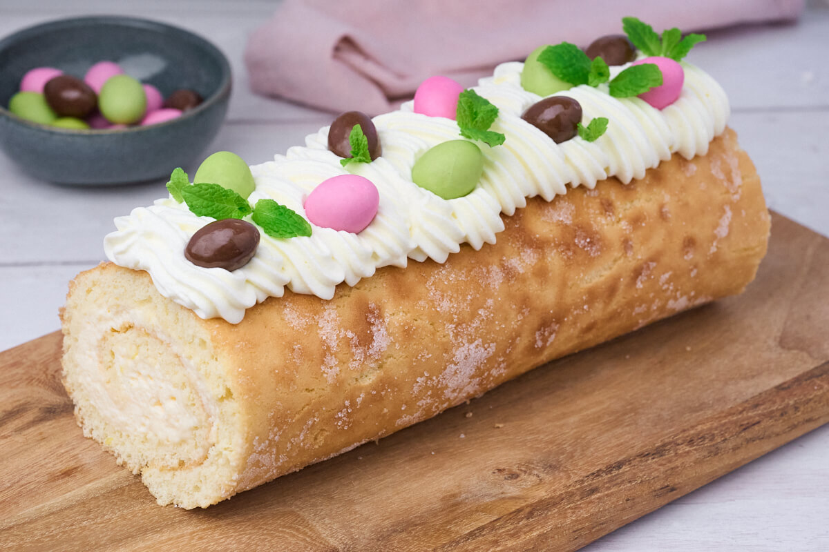 påskeroulade med citronfromage pyntet med flødeskum og påskeæg.