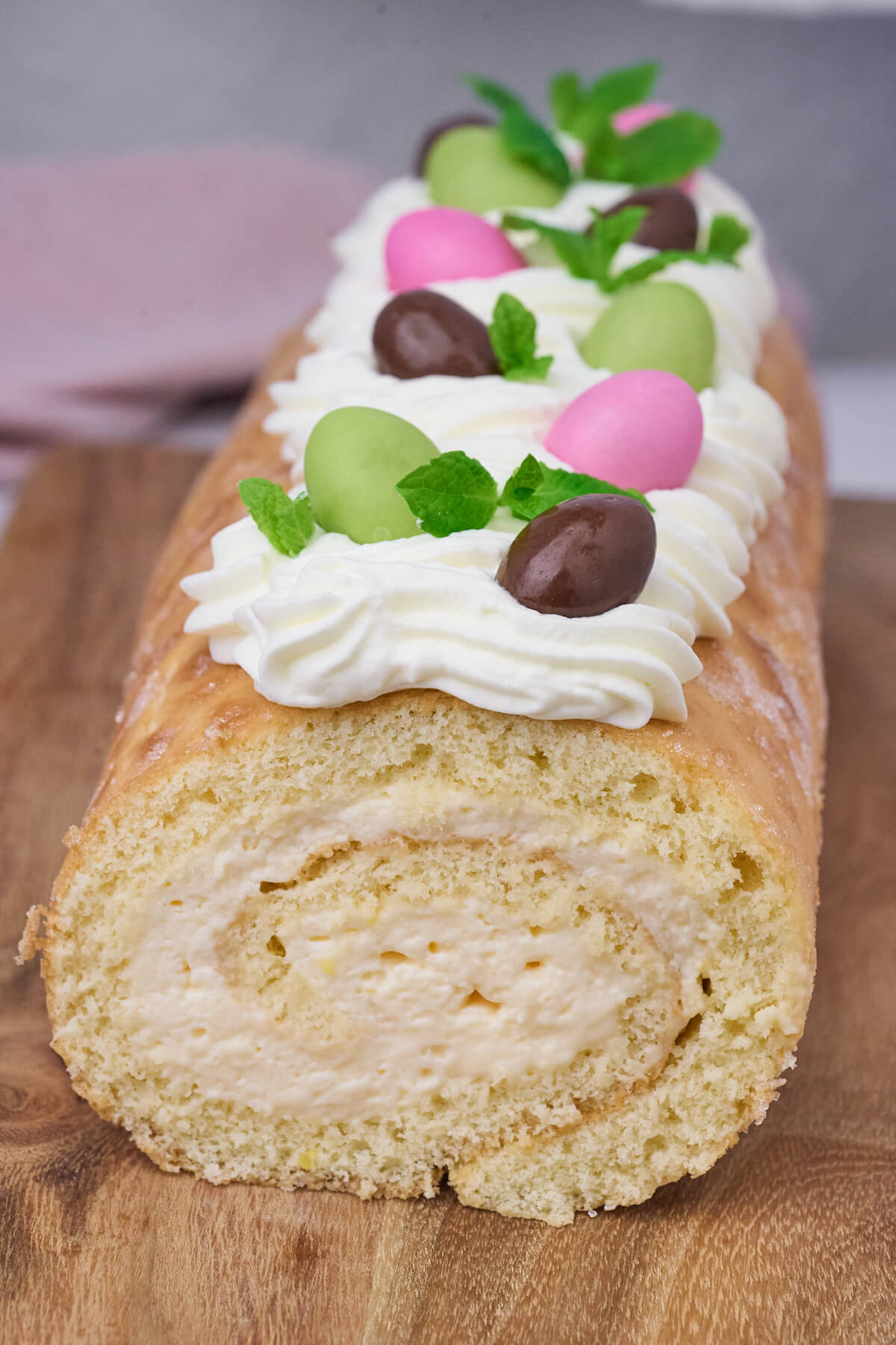 påskeroulade med citronfromage og påskeæg.