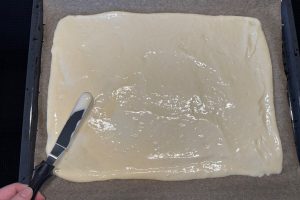 rouladedejen fordelt på bagepapiret.