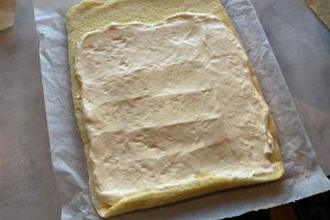 citronfromage fordel på rouladebunden.