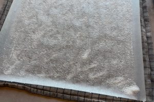 viskestykke, bagepapir og sukker lagt klar.