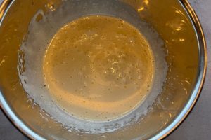 æg og sukker pisket til rouladebunden.