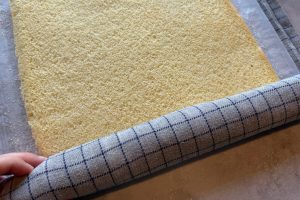 rouladebunden der rulles med det fugtige viskestykke.