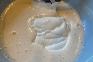 flødeskummen vendes i citronfromagen.