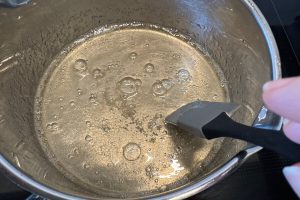 husblas smeltes i den varme sukkerlage.