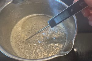 sukkerlage til påskeskum koges.