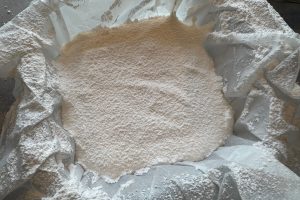 form med skumfidusmasse med flormelis på toppen.