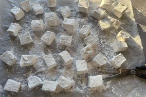 færdige skumfiduser vendes i flormelis.