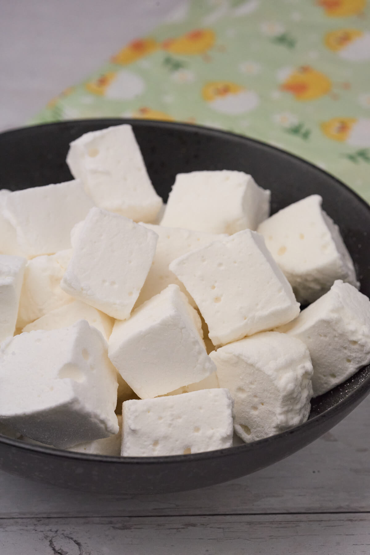 hjemmelavet påske skumfiduser med vanilje og citronsaft.