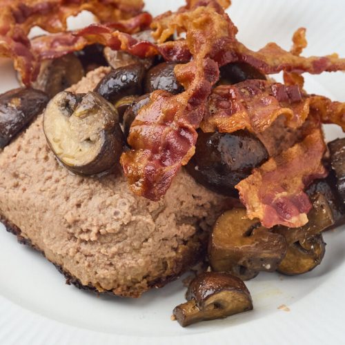 varm leverpostej med bacon og champignon.