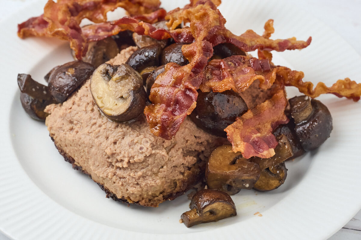 varm leverpostej med bacon og champignon.