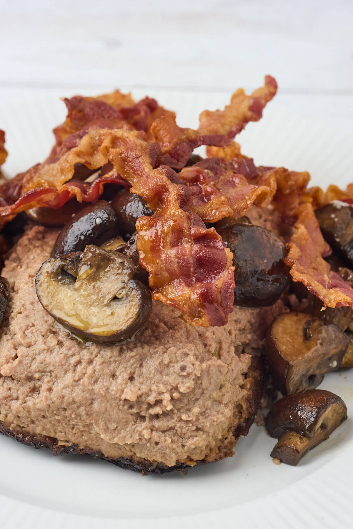 varm leverpostej med champignon og bacon til påskefrokost eller julefrokost.