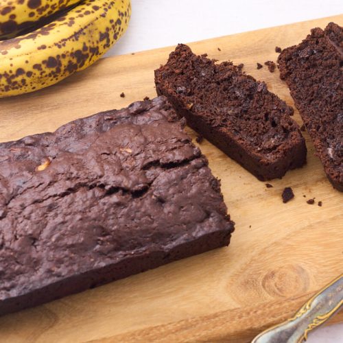 chokoladekage med banan skåret i skiver.