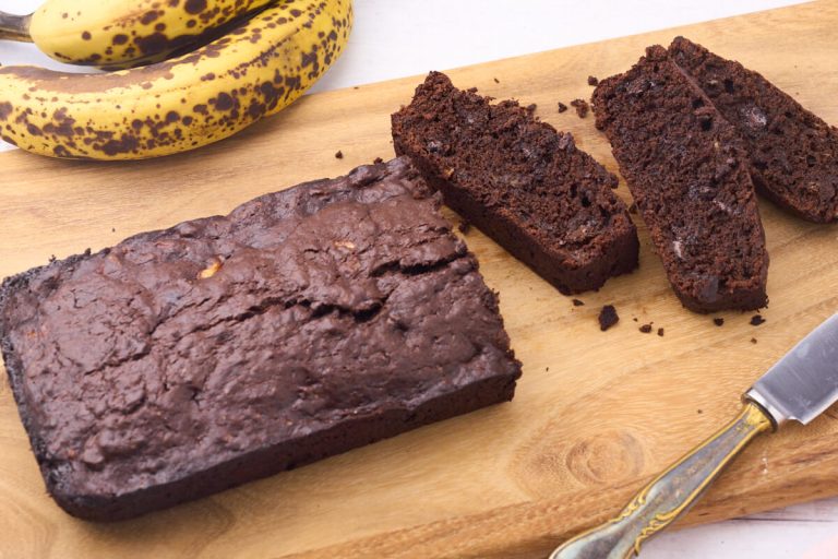 chokoladekage med banan skåret i skiver.