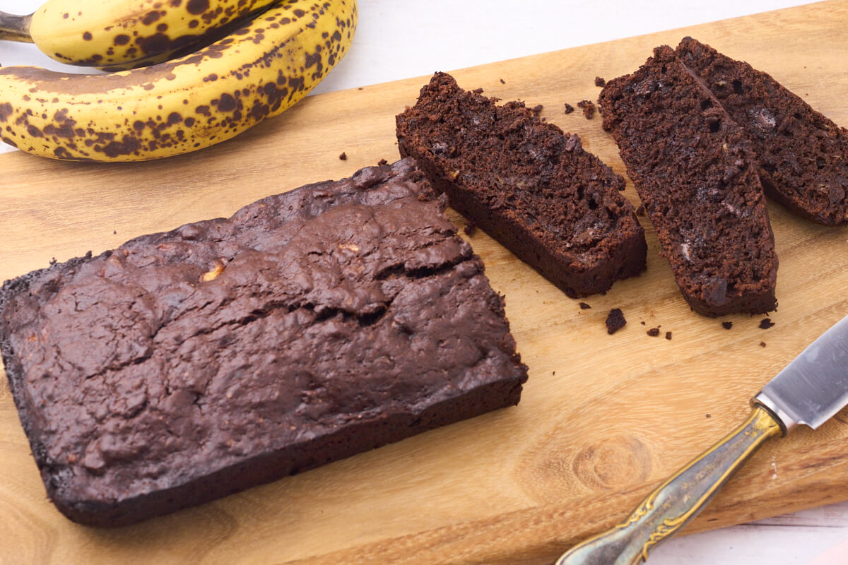 chokoladekage med banan skåret i skiver.