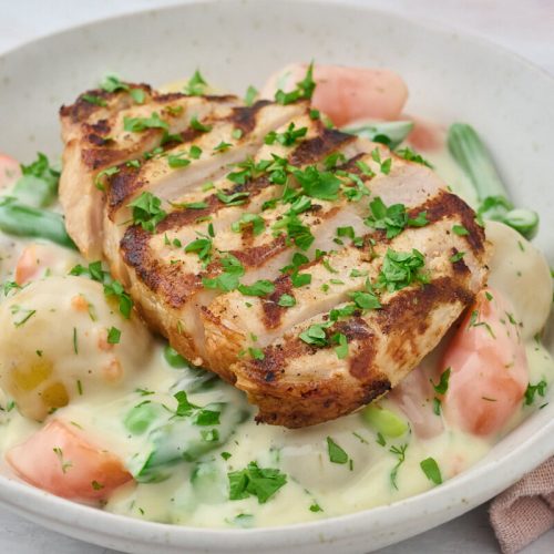 Forårsfrikassé med kartofler og grøntsager med grillet svinekotelet.