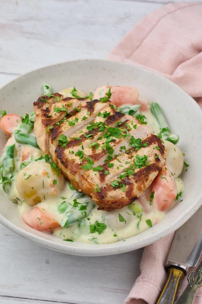 grillet svinekotelet på grøntsagsfrikassé.