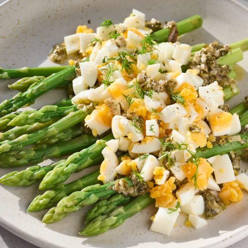 asparges mimosa som er grønne asparges med æg og kapersvinaigrette.
