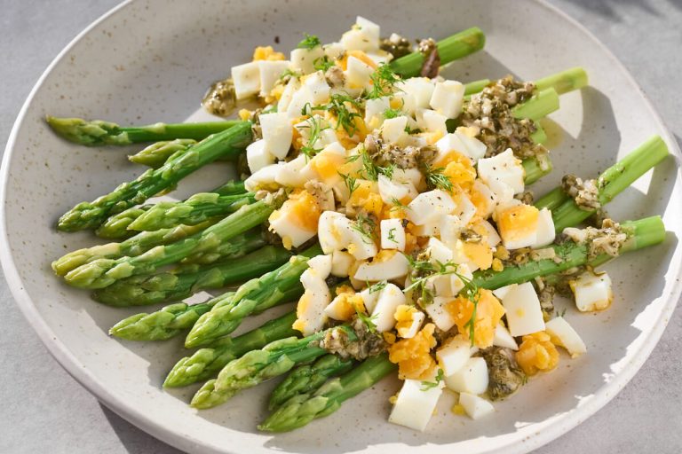 asparges mimosa som er grønne asparges med æg og kapersvinaigrette.