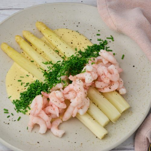 hvide asparges med beurre blanc sauce og rejer samt purløg pg friskkværnet peber.