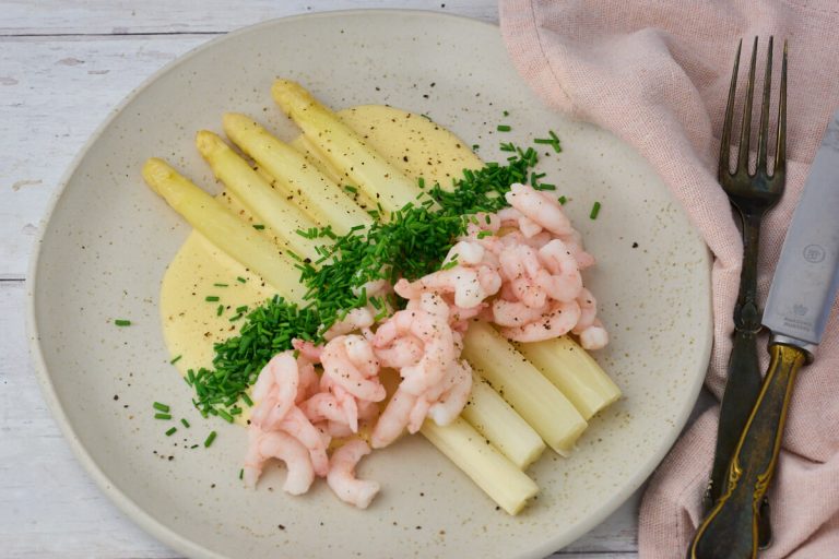 hvide asparges med beurre blanc sauce og rejer samt purløg pg friskkværnet peber.