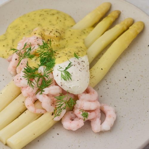 hvide asparges med rejer, pocheret æg, dild-hollandaise og frisk dild.
