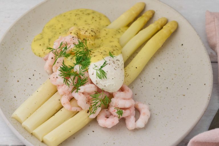 hvide asparges med rejer, pocheret æg, dild-hollandaise og frisk dild.