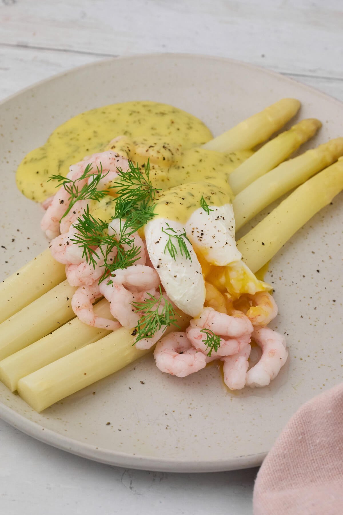 kogte hvide asparges med rejer og hollandaise med dild samt pocheret æg.