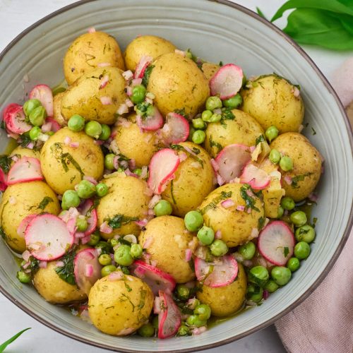 marineret kartoffelsalat med ærter og ramsløg samt radiser.