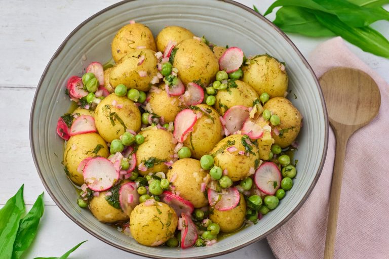 marineret kartoffelsalat med ærter og ramsløg samt radiser.