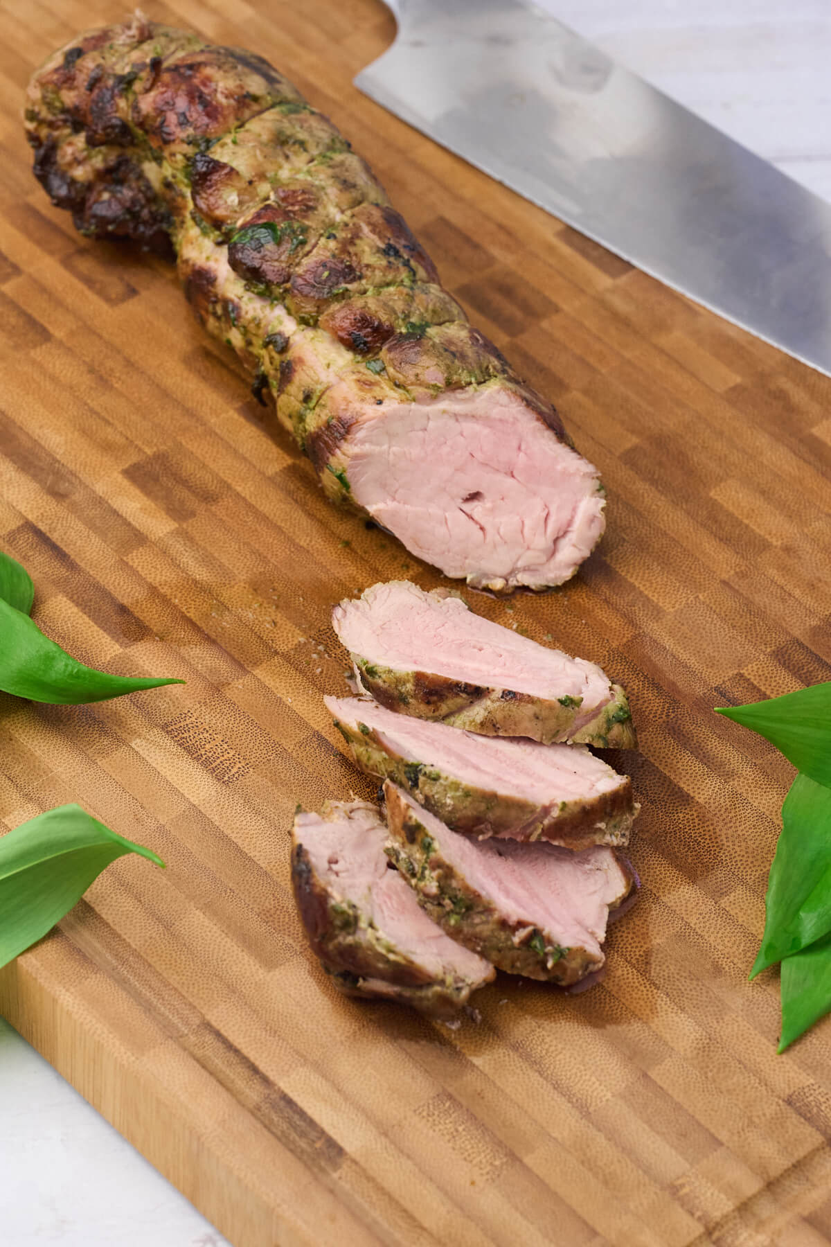 grillet svinemørbrad med ramsløgsmarinade skåret i skiver.