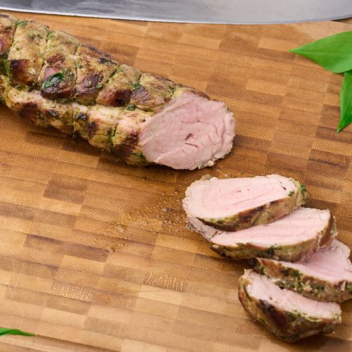 ramsløgsmarineret svinemørbrad på grill skåret i skiver og klar til servering.