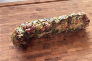 færdigstegt svinemørbrad der trækker.