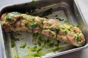 marineret svinemørbrad der er bundet op med madsnor.