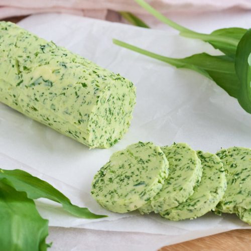 hjemmelavet ramsløgssmør skåret i skiver og i rulle.