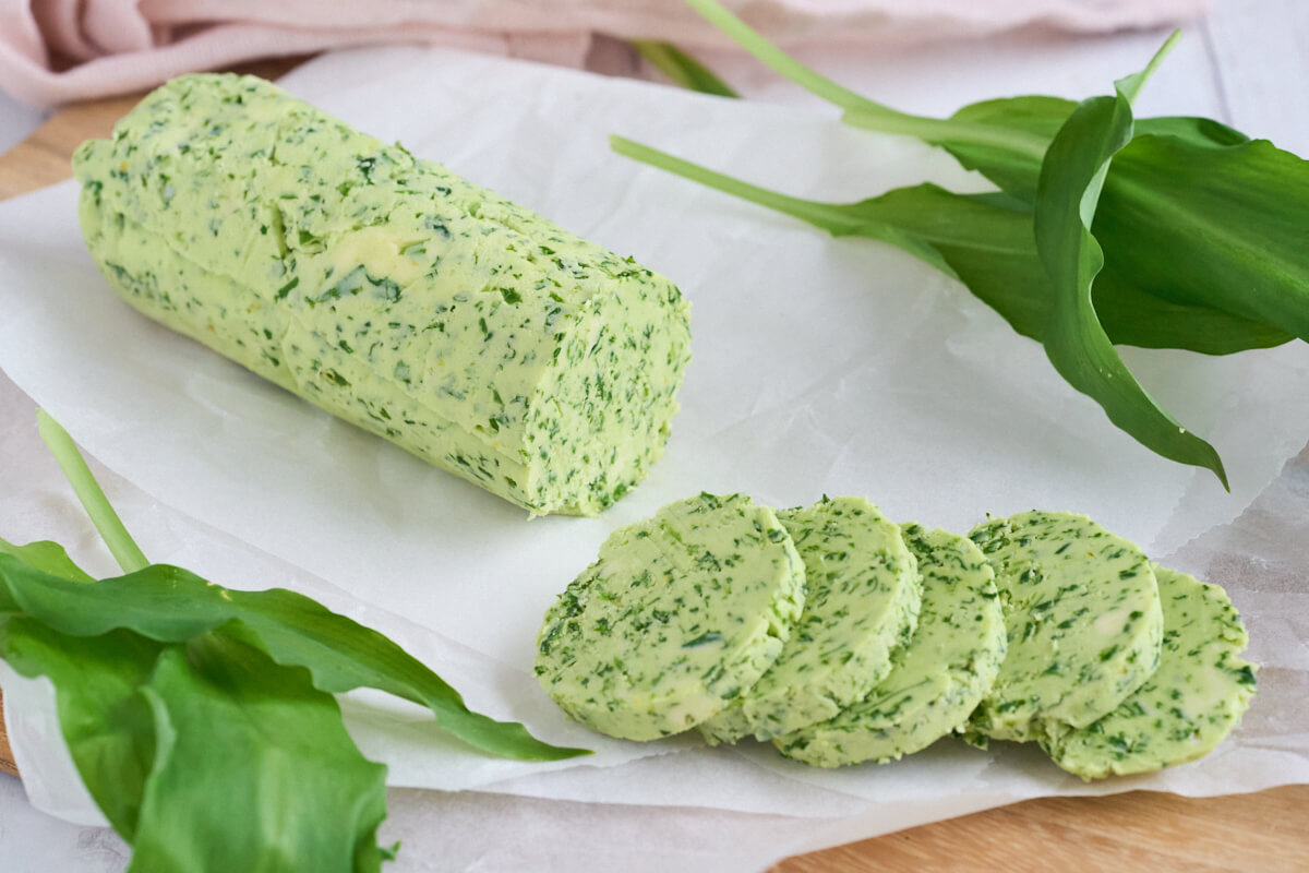 hjemmelavet ramsløgssmør skåret i skiver og i rulle.