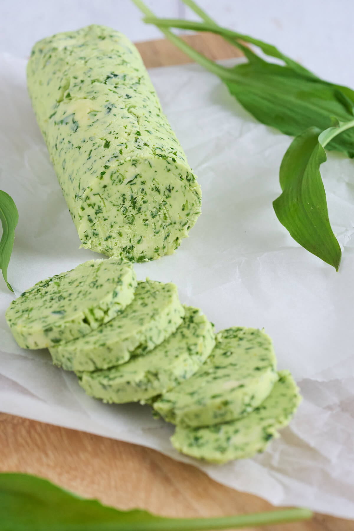 hjemmelavet ramsløgssmør med citron i rulle.