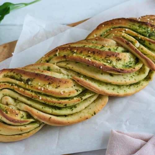 snoet ramsløgsbrød lavet med ramsløgssmør af friske ramsløg.