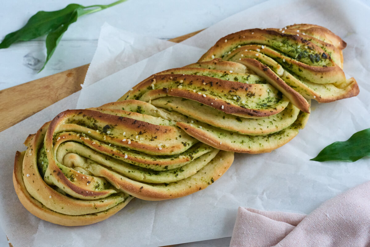 snoet ramsløgsbrød lavet med ramsløgssmør af friske ramsløg.