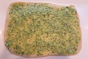 ramsløgssmør smurt ud på dejen.