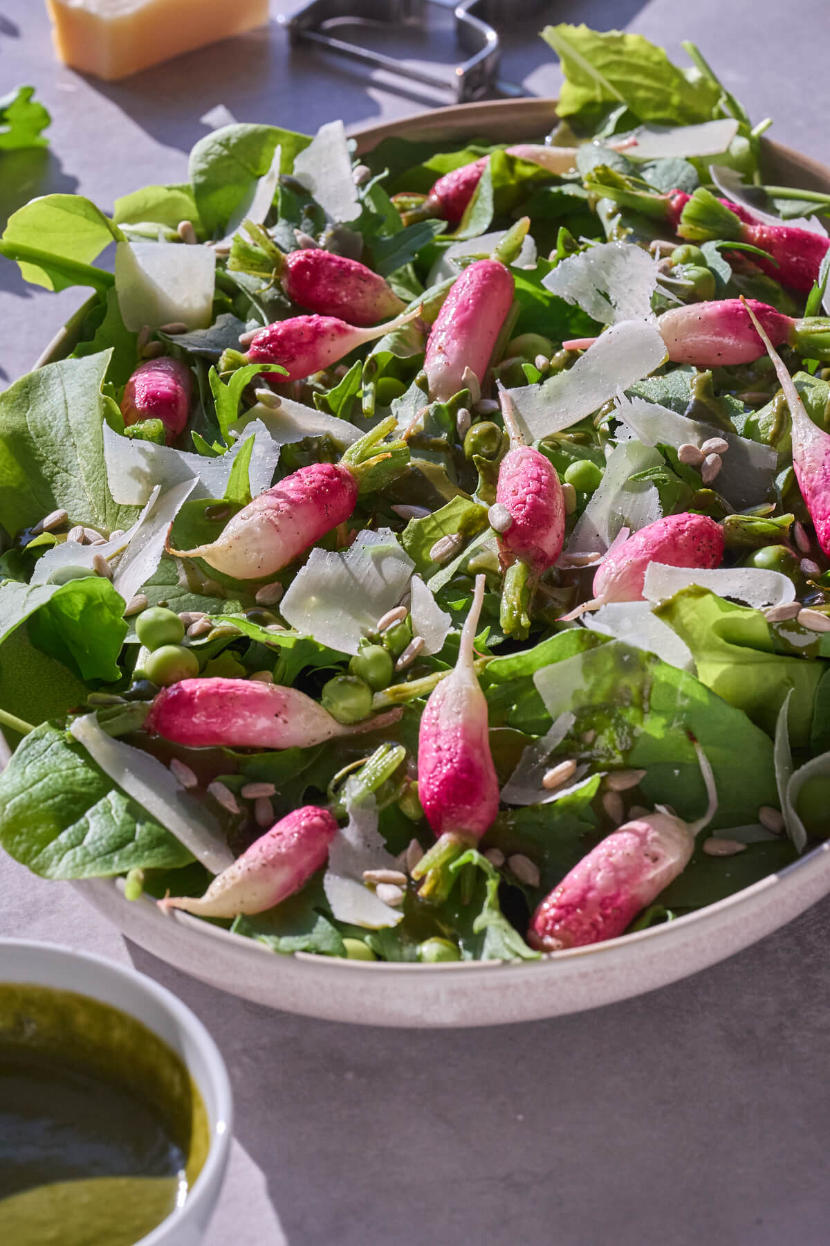 fad med salat med bagte radiser og drøn olie/eddikedressing.