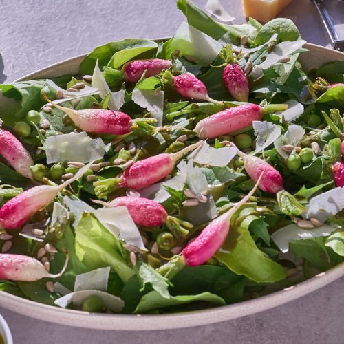 grøn salat med bagte radiser og dressing af radisetoppe med ærter og parmesan.