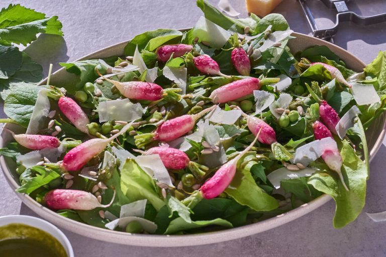 grøn salat med bagte radiser og dressing af radisetoppe med ærter og parmesan.