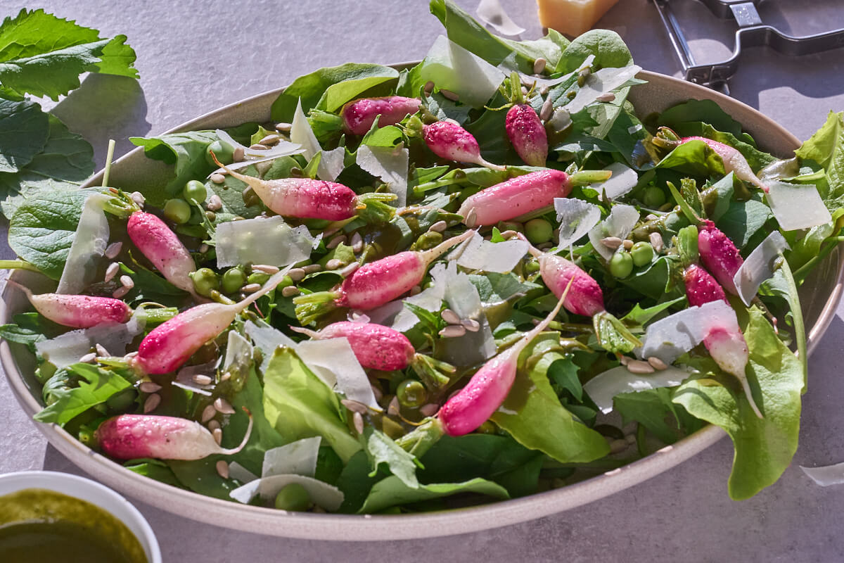 grøn salat med bagte radiser og dressing af radisetoppe med ærter og parmesan.